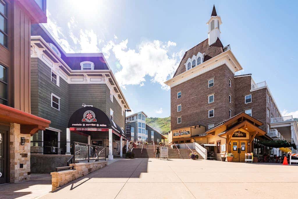 Ski-view studio close to skiing with hot tub, outdoor pool, gym, saunas