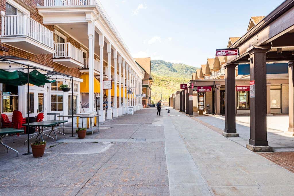 Ski-view studio close to skiing with hot tub, outdoor pool, gym, saunas