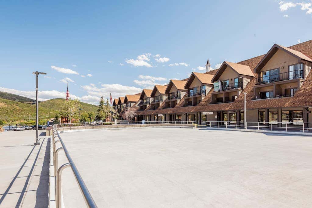 Ski-view studio close to skiing with hot tub, outdoor pool, gym, saunas