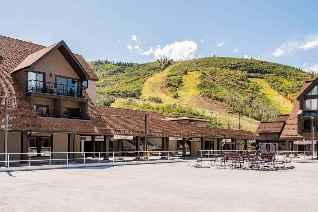 Ski-view studio close to skiing with hot tub, outdoor pool, gym, saunas