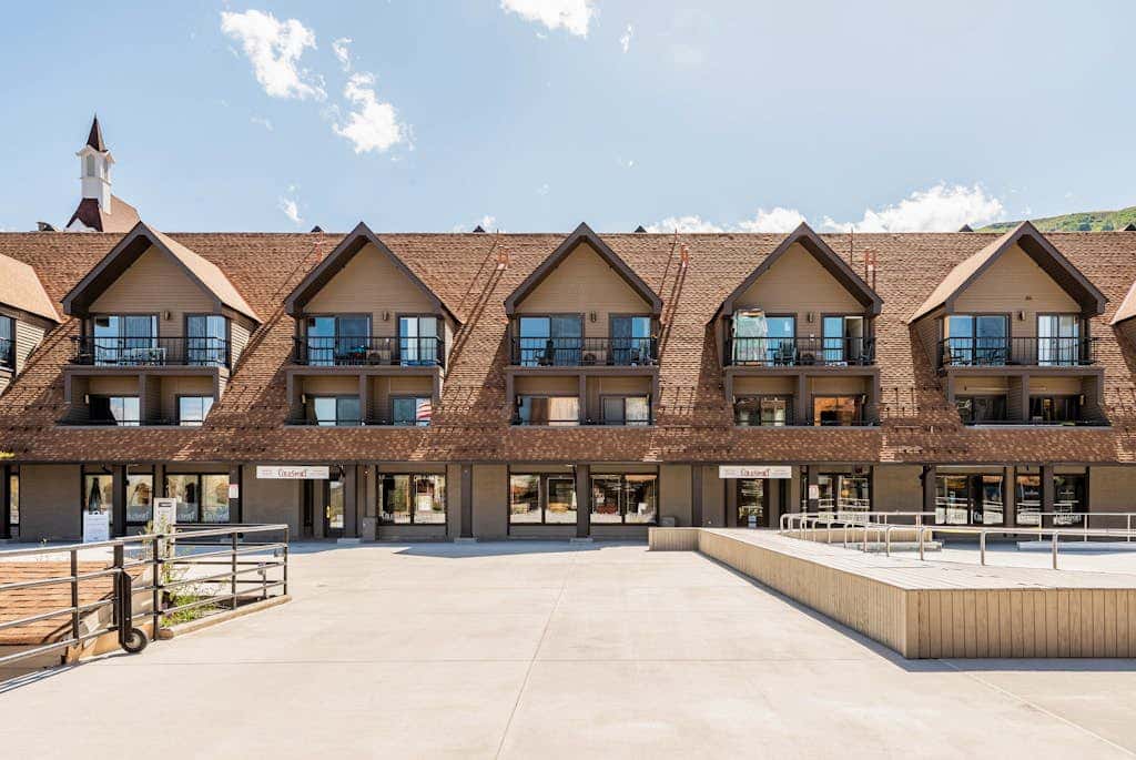 Ski-view studio close to skiing with hot tub, outdoor pool, gym, saunas