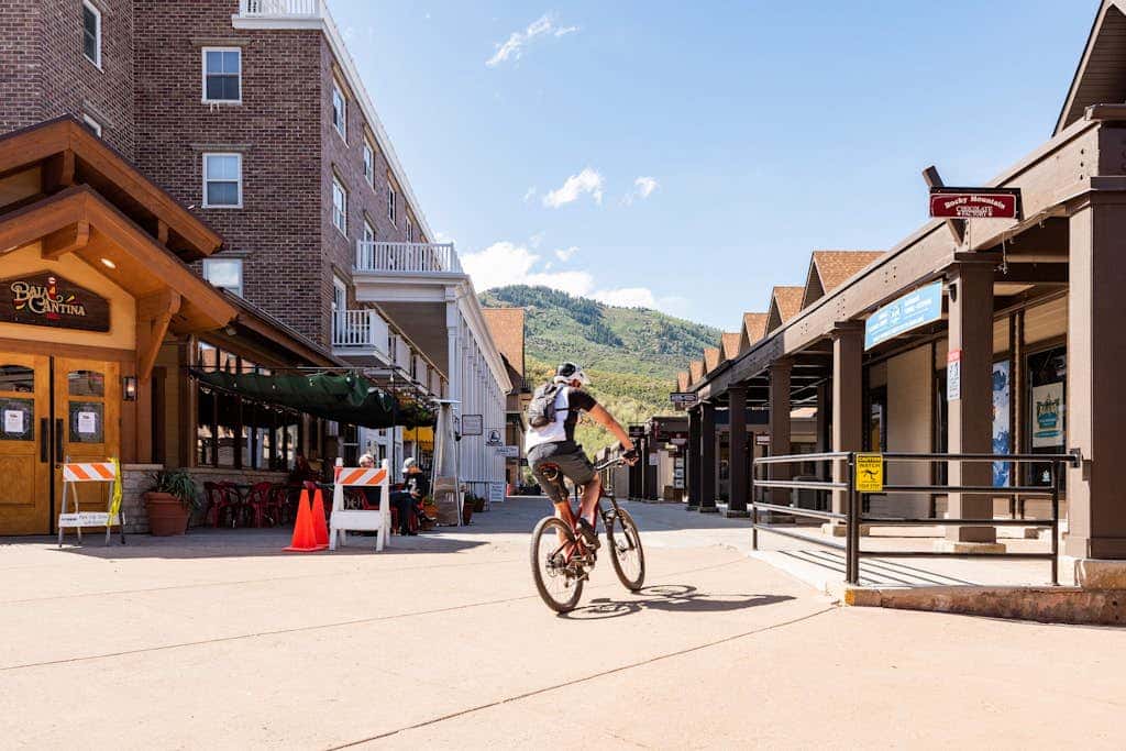 Ski-view studio close to skiing with hot tub, outdoor pool, gym, saunas