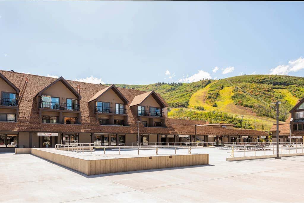 Ski-view studio close to skiing with hot tub, outdoor pool, gym, saunas