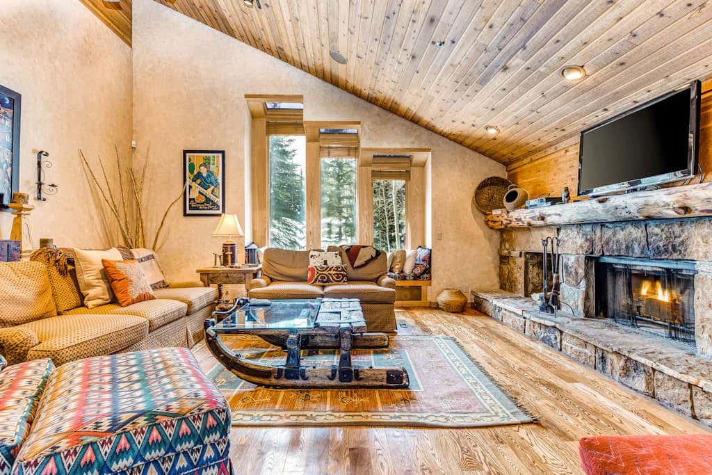 Large freestanding home with hot tub & WiFi  - walk to ski access