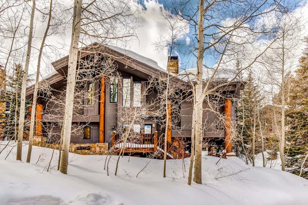 Large freestanding home with hot tub & WiFi  - walk to ski access