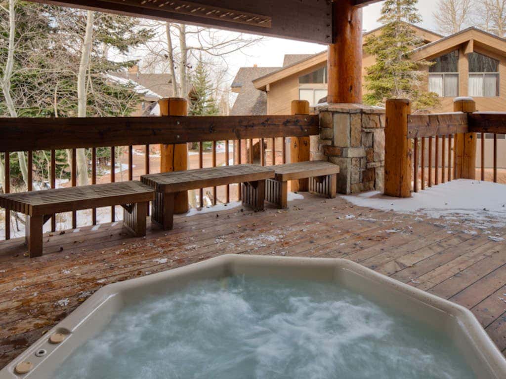 Large freestanding home with hot tub & WiFi  - walk to ski access