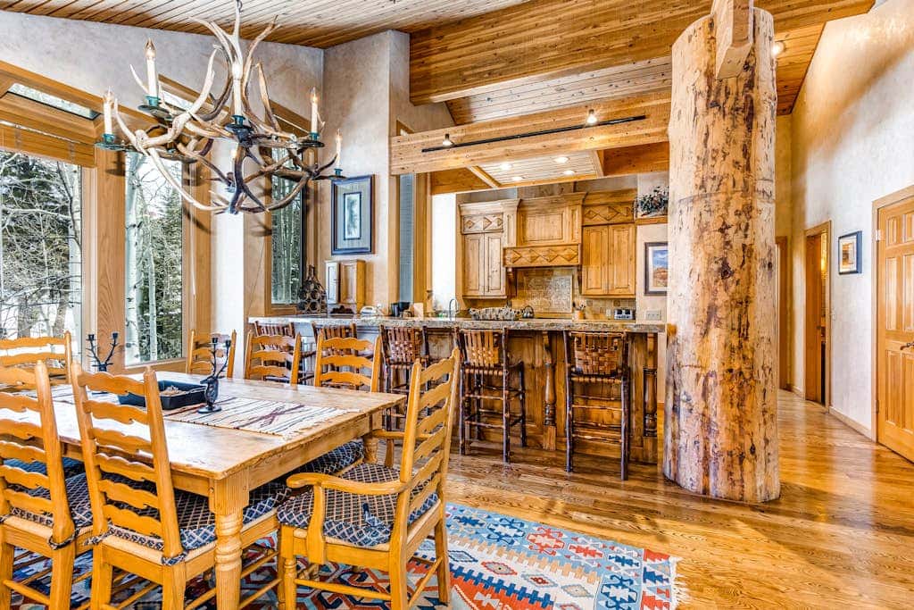 Large freestanding home with hot tub & WiFi  - walk to ski access