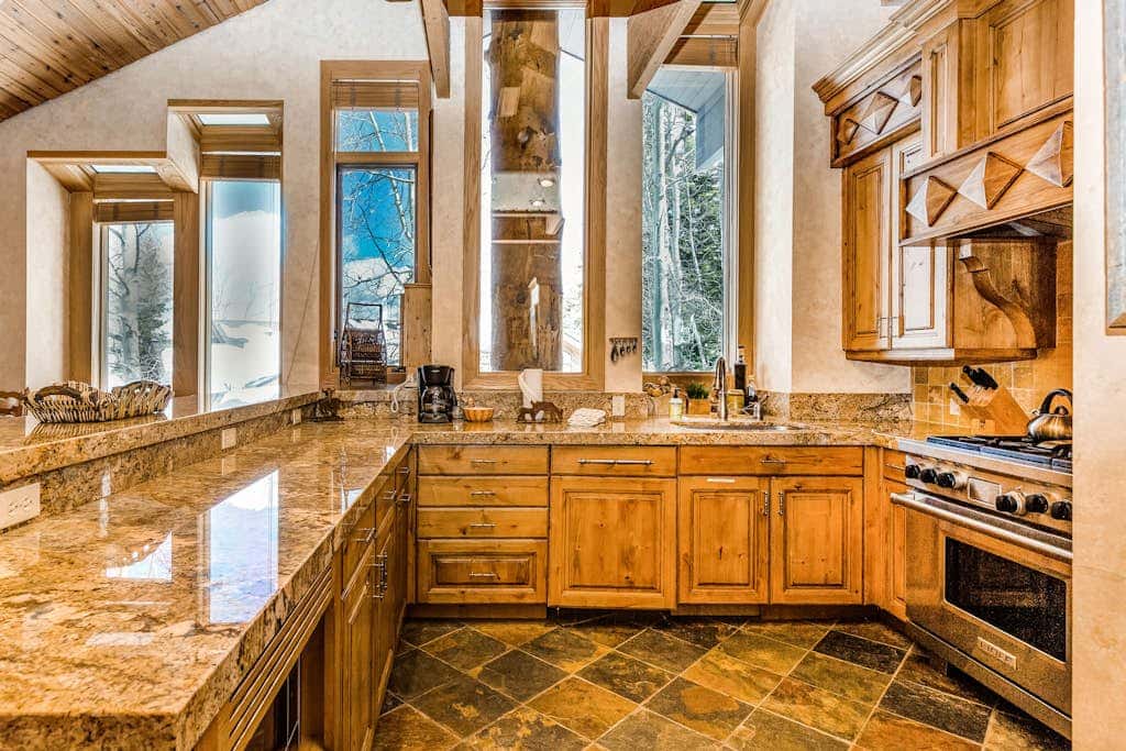 Large freestanding home with hot tub & WiFi  - walk to ski access