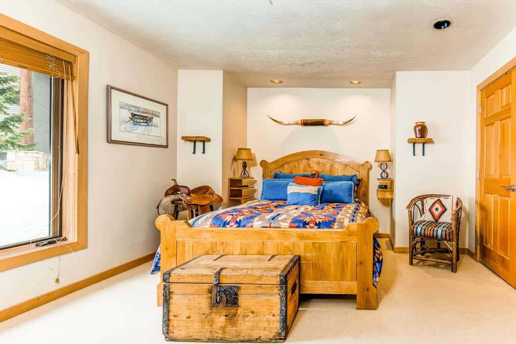 Large freestanding home with hot tub & WiFi  - walk to ski access