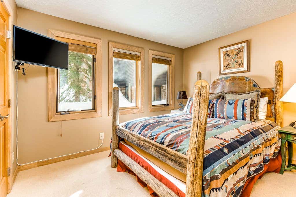 Large freestanding home with hot tub & WiFi  - walk to ski access