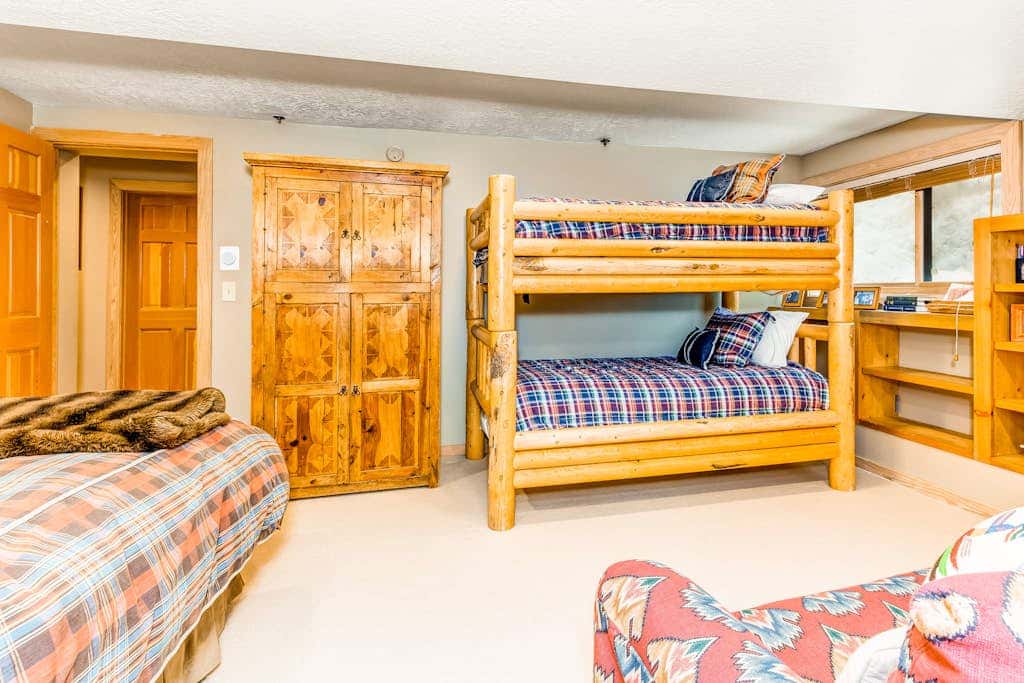 Large freestanding home with hot tub & WiFi  - walk to ski access