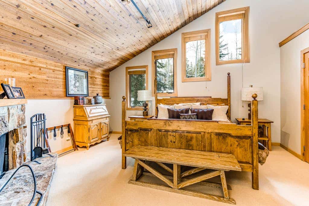 Large freestanding home with hot tub & WiFi  - walk to ski access