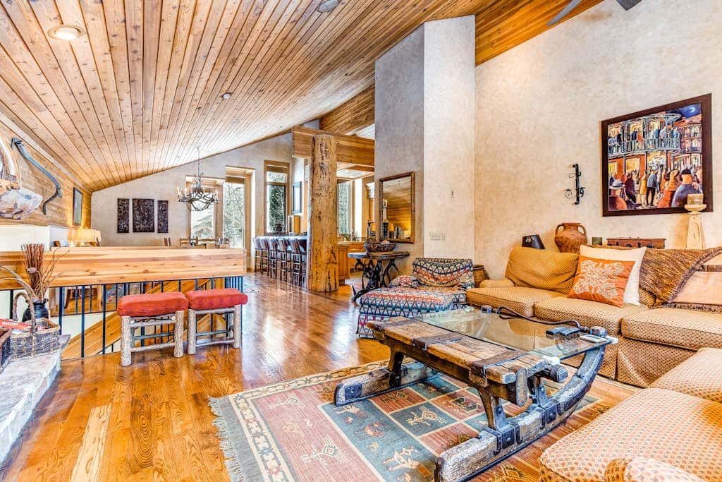 Large freestanding home with hot tub & WiFi  - walk to ski access