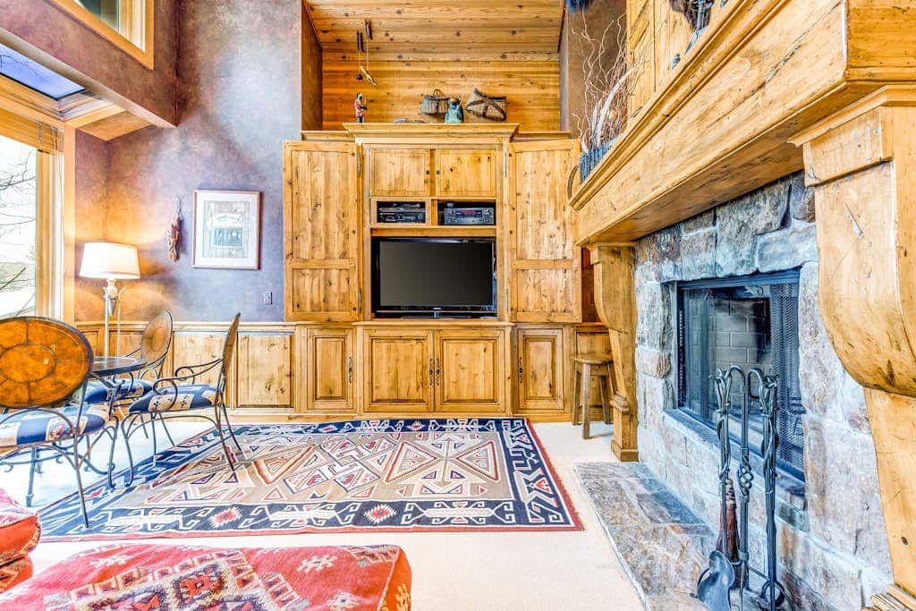 Large freestanding home with hot tub & WiFi  - walk to ski access