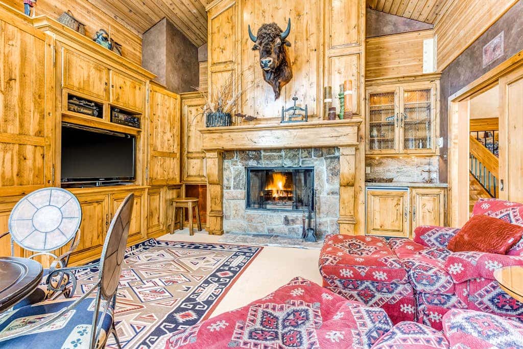Large freestanding home with hot tub & WiFi  - walk to ski access