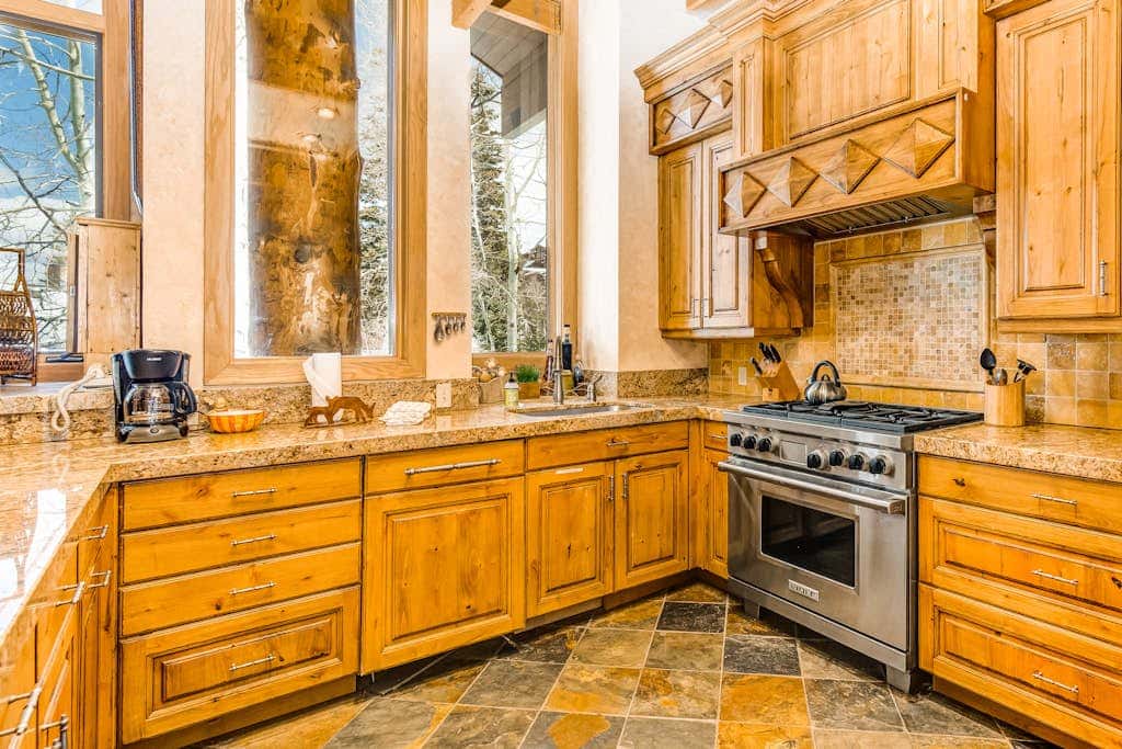 Large freestanding home with hot tub & WiFi  - walk to ski access