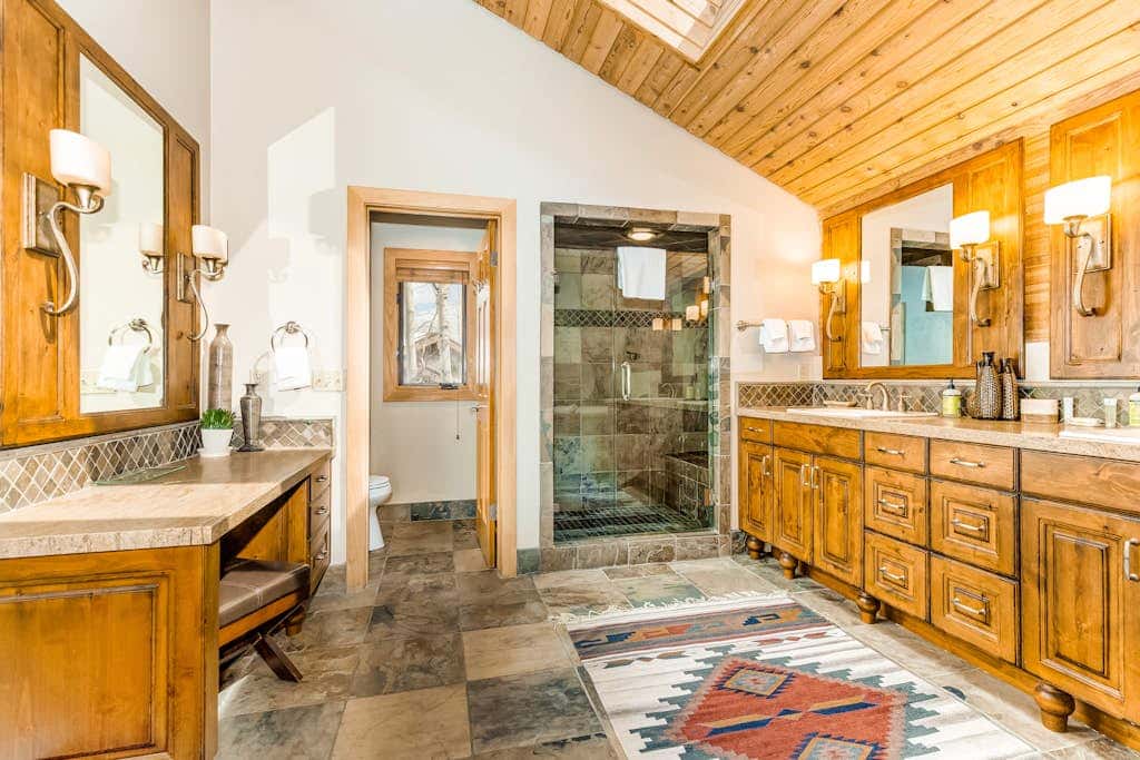 Large freestanding home with hot tub & WiFi  - walk to ski access