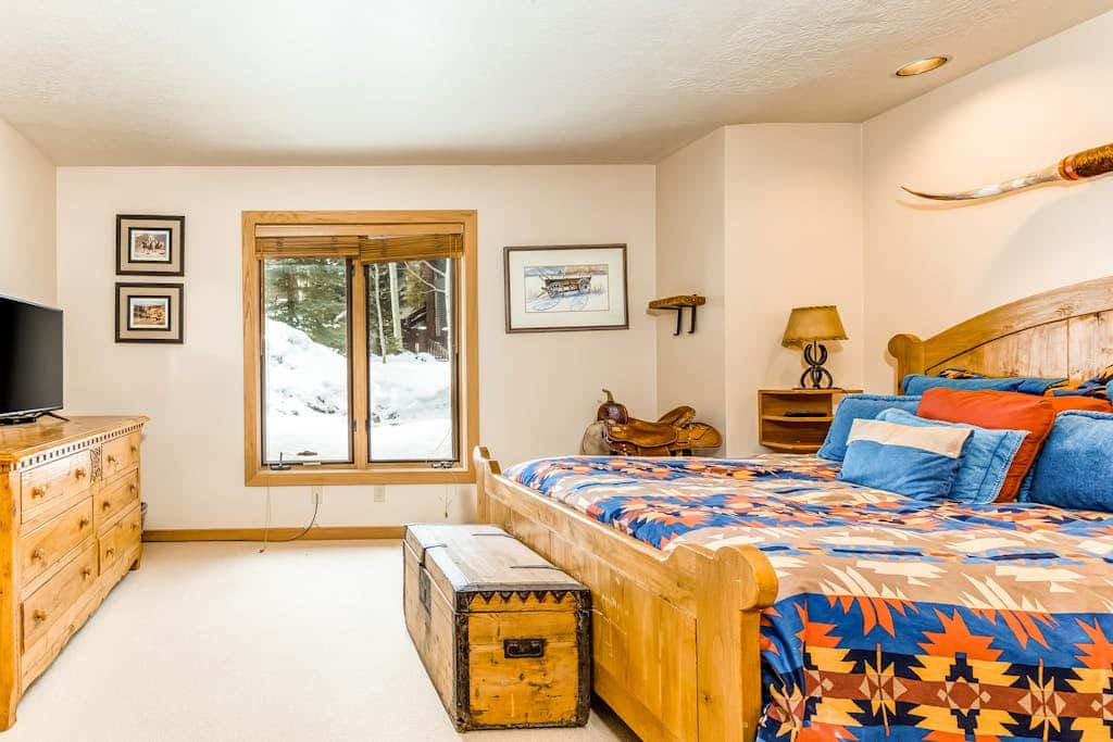 Large freestanding home with hot tub & WiFi  - walk to ski access