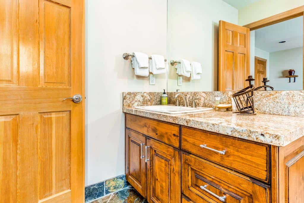 Large freestanding home with hot tub & WiFi  - walk to ski access