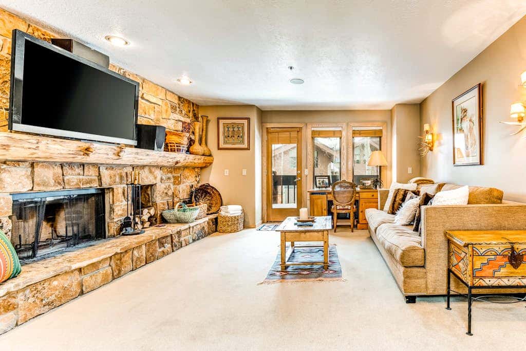 Large freestanding home with hot tub & WiFi  - walk to ski access