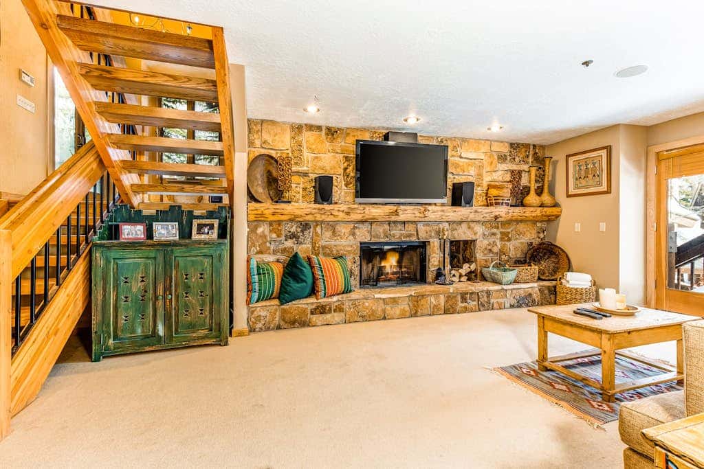 Large freestanding home with hot tub & WiFi  - walk to ski access