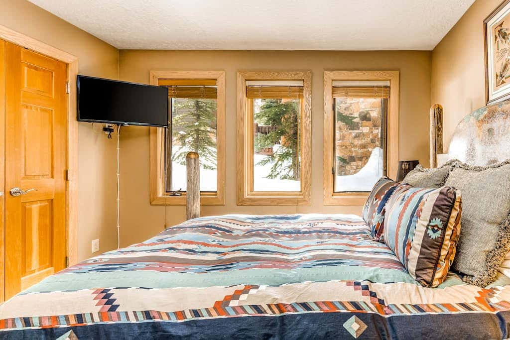 Large freestanding home with hot tub & WiFi  - walk to ski access