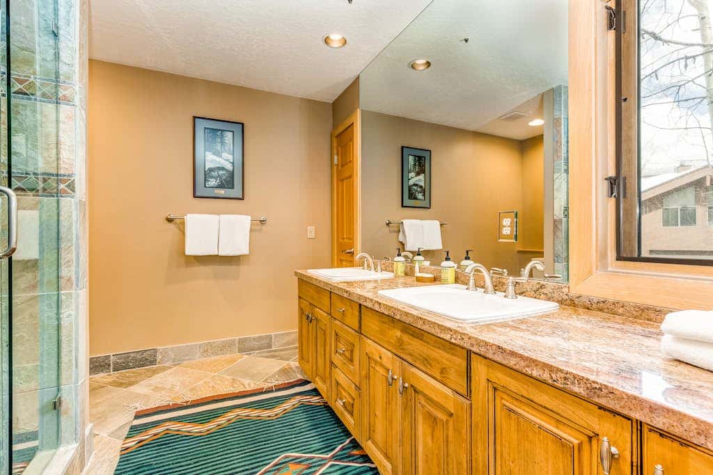 Large freestanding home with hot tub & WiFi  - walk to ski access