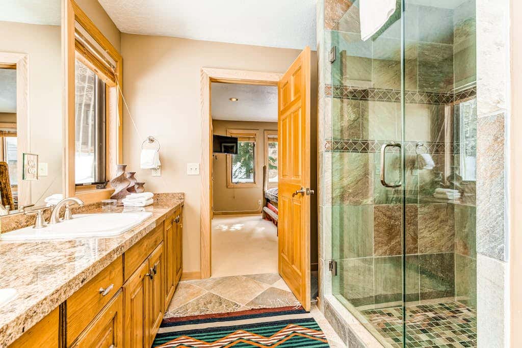 Large freestanding home with hot tub & WiFi  - walk to ski access