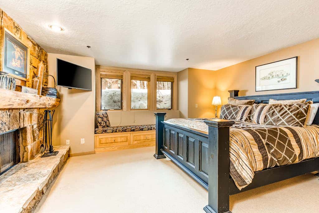 Large freestanding home with hot tub & WiFi  - walk to ski access
