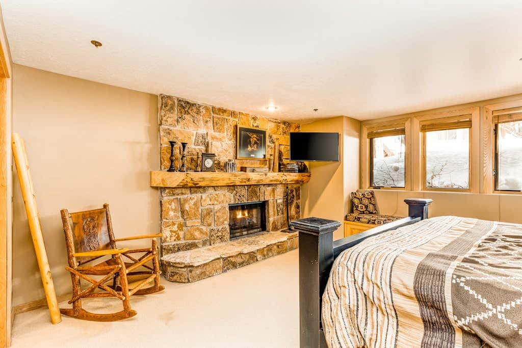 Large freestanding home with hot tub & WiFi  - walk to ski access