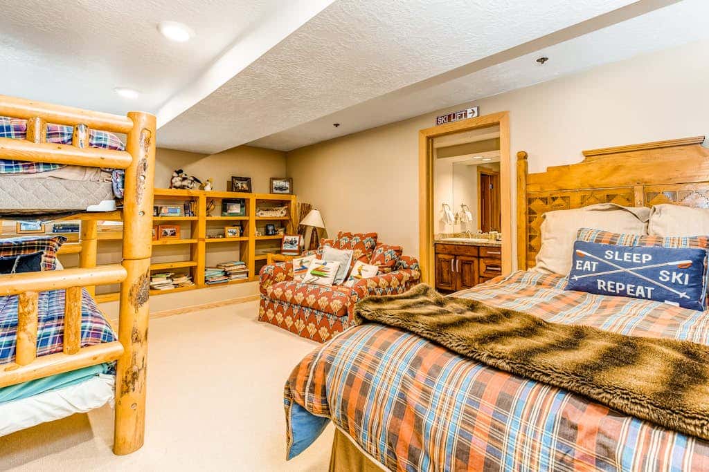 Large freestanding home with hot tub & WiFi  - walk to ski access
