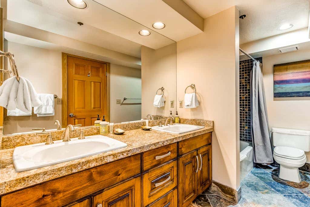 Large freestanding home with hot tub & WiFi  - walk to ski access
