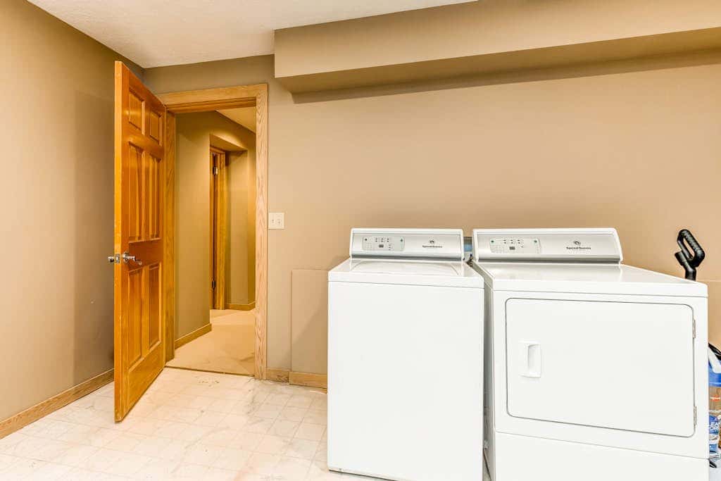 Large freestanding home with hot tub & WiFi  - walk to ski access