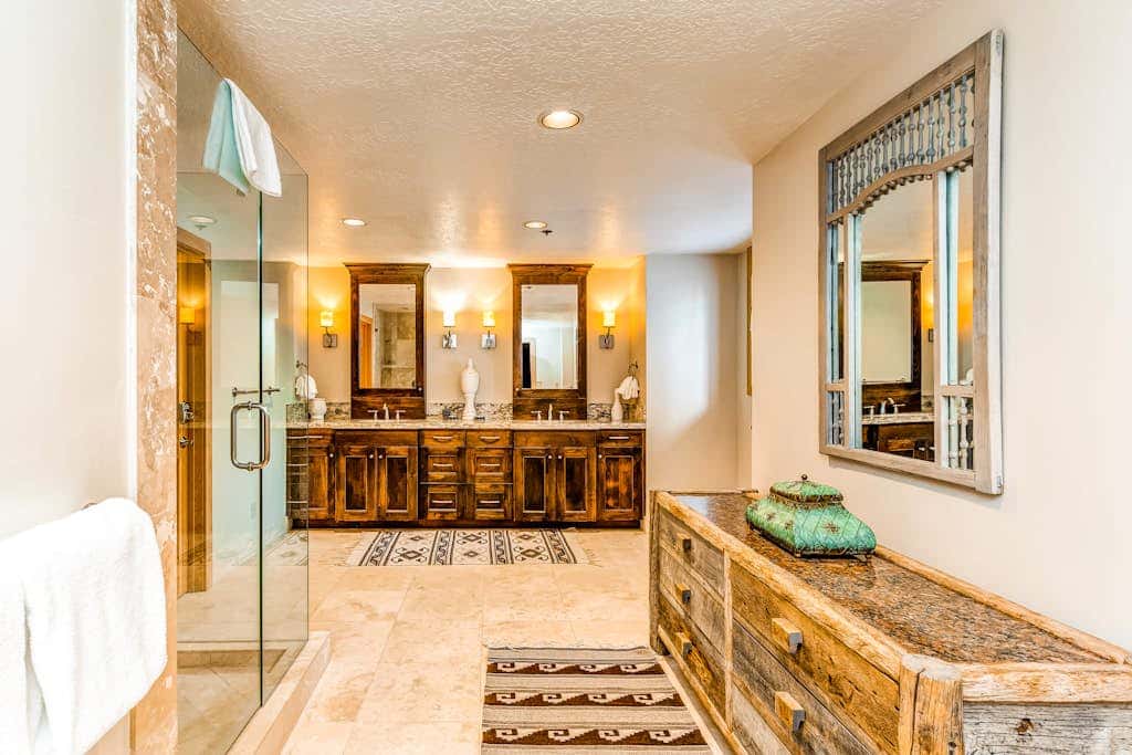 Large freestanding home with hot tub & WiFi  - walk to ski access