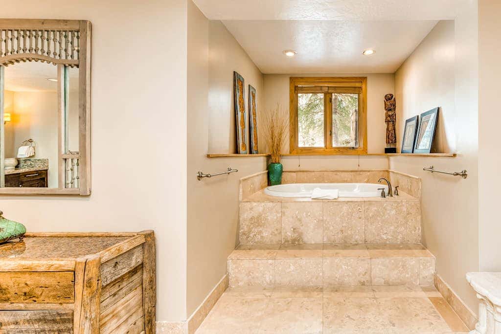 Large freestanding home with hot tub & WiFi  - walk to ski access