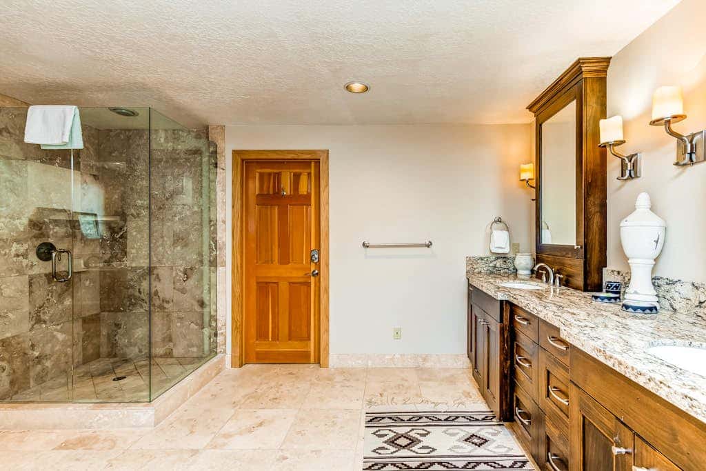 Large freestanding home with hot tub & WiFi  - walk to ski access