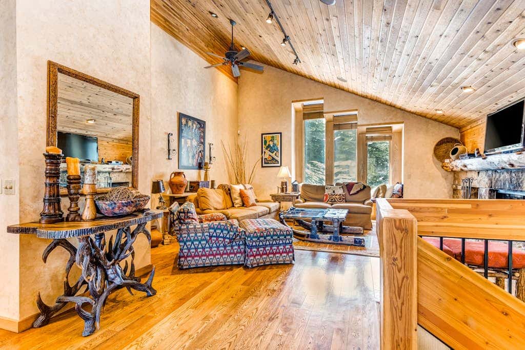 Large freestanding home with hot tub & WiFi  - walk to ski access