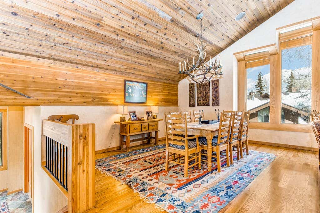 Large freestanding home with hot tub & WiFi  - walk to ski access