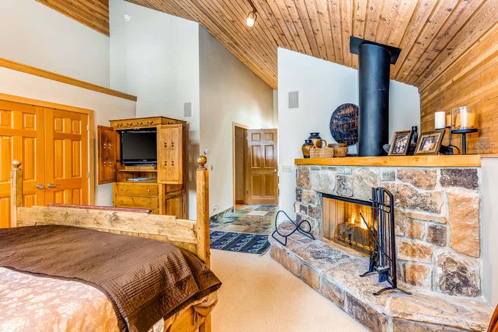 Large freestanding home with hot tub & WiFi  - walk to ski access