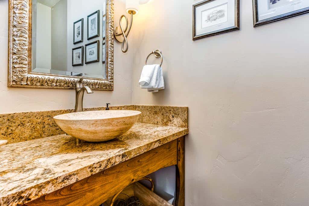 Large freestanding home with hot tub & WiFi  - walk to ski access