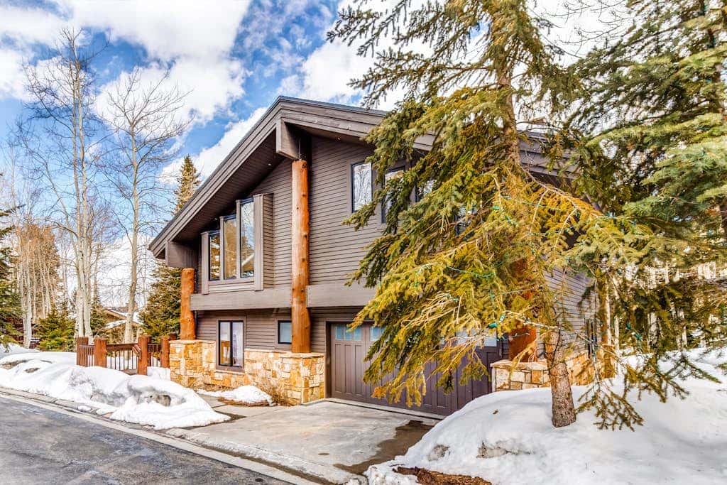 Large freestanding home with hot tub & WiFi  - walk to ski access