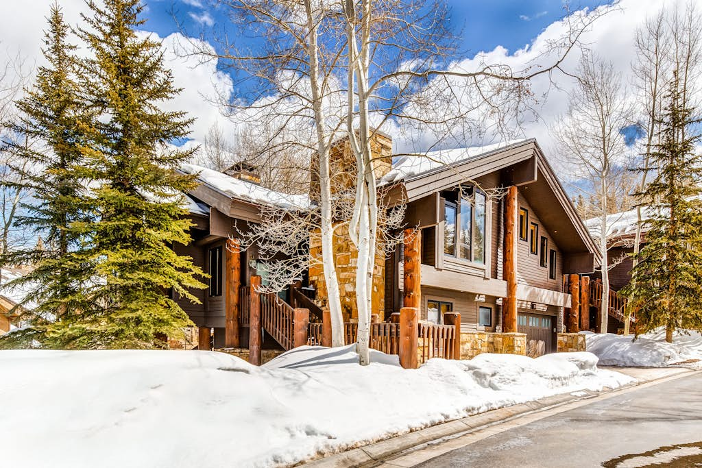 Large freestanding home with hot tub & WiFi - walk to ski access