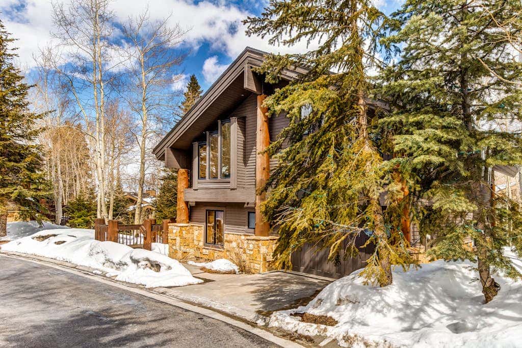 Large freestanding home with hot tub & WiFi  - walk to ski access