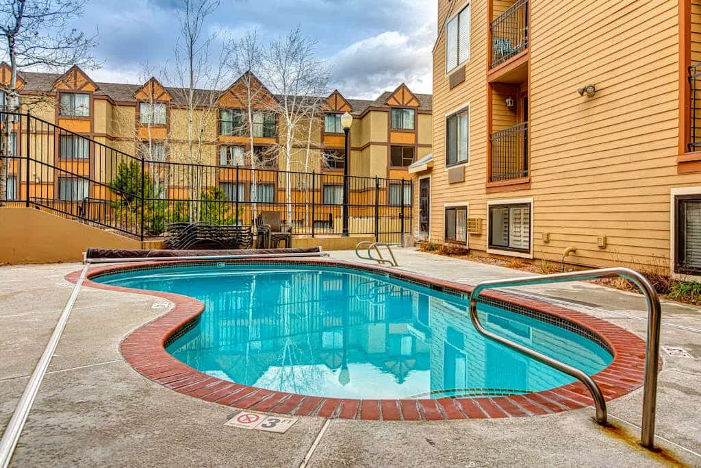 Bright condo near slopes with pool, hot tub & access to W&D - near golf, skiing