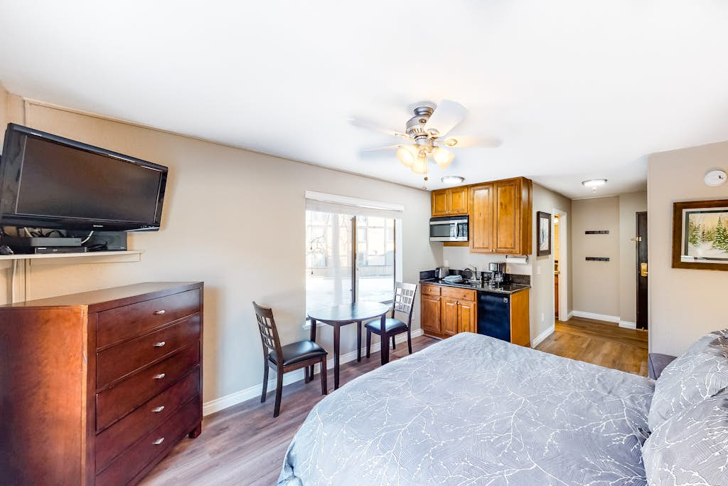 Bright condo near slopes with pool, hot tub & access to W&D - near golf, skiing