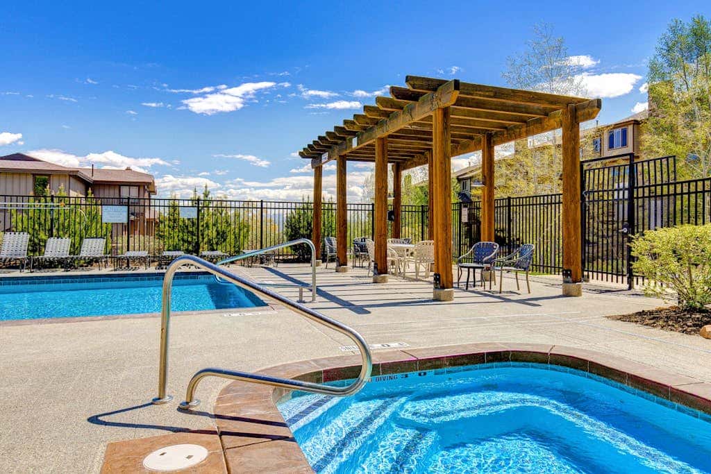 Spacious Townhouse with Private Hot Tub & Shared Pool -- Near Ski Resort