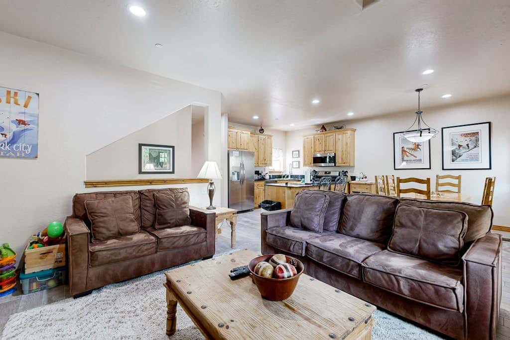 Spacious Townhouse with Private Hot Tub & Shared Pool -- Near Ski Resort
