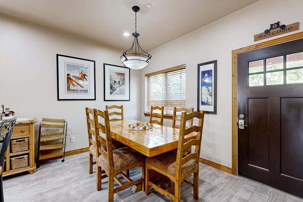Spacious Townhouse with Private Hot Tub & Shared Pool -- Near Ski Resort