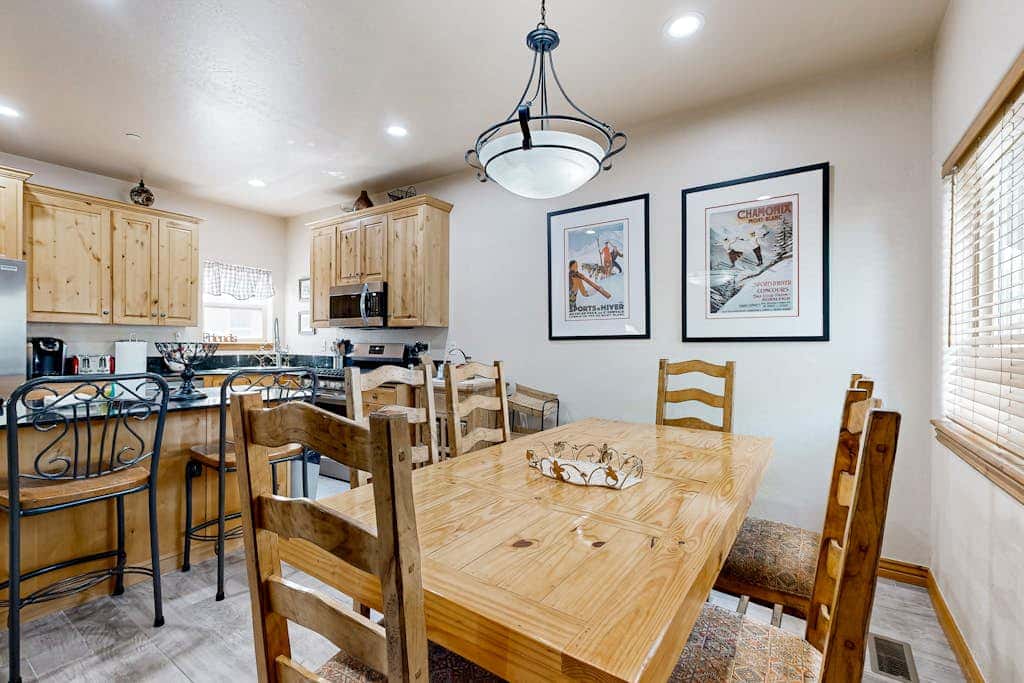 Spacious Townhouse with Private Hot Tub & Shared Pool -- Near Ski Resort