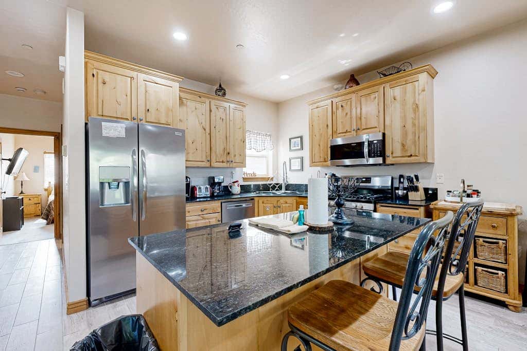 Spacious Townhouse with Private Hot Tub & Shared Pool -- Near Ski Resort